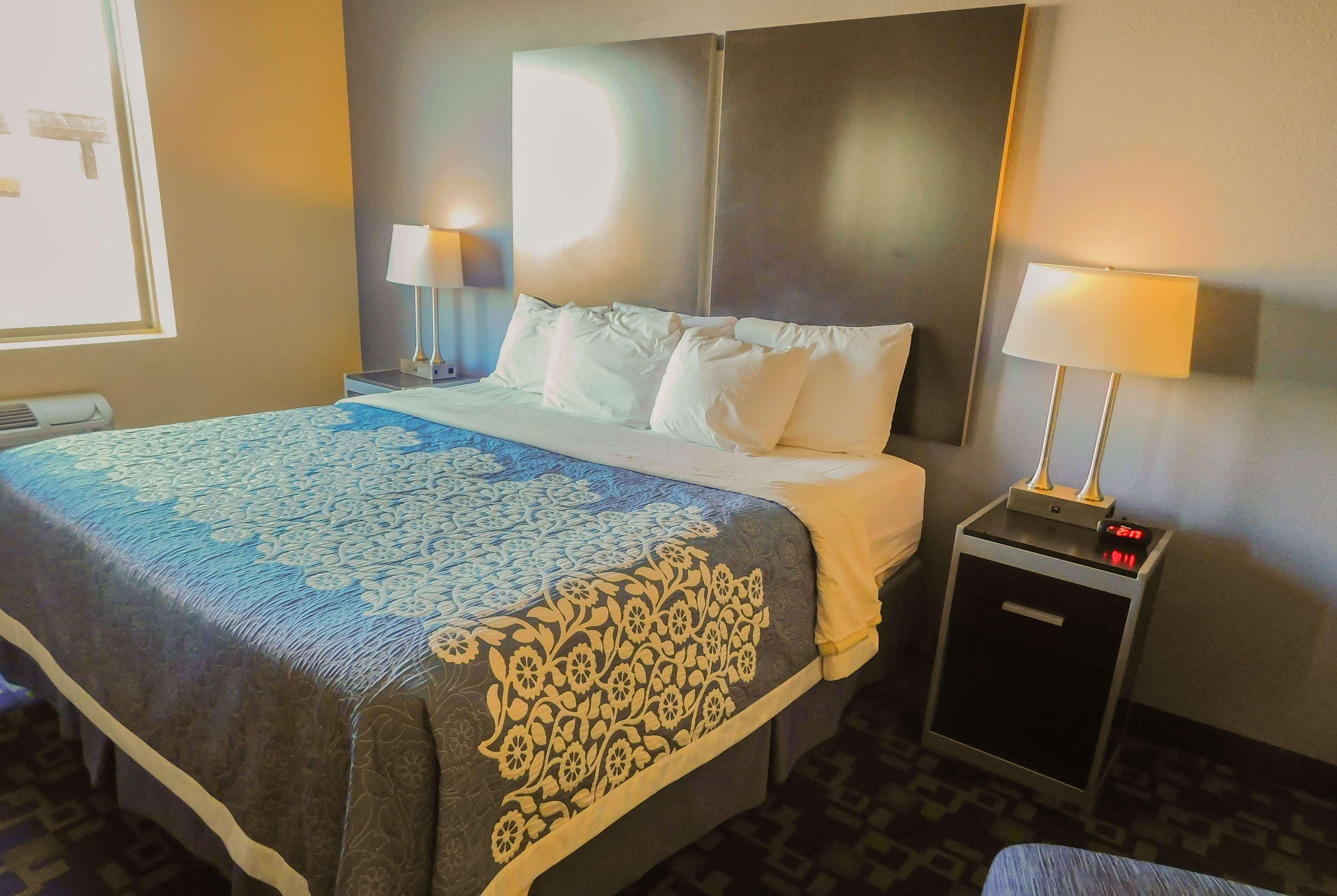 Days Inn & Suites By Wyndham Pocahontas Экстерьер фото