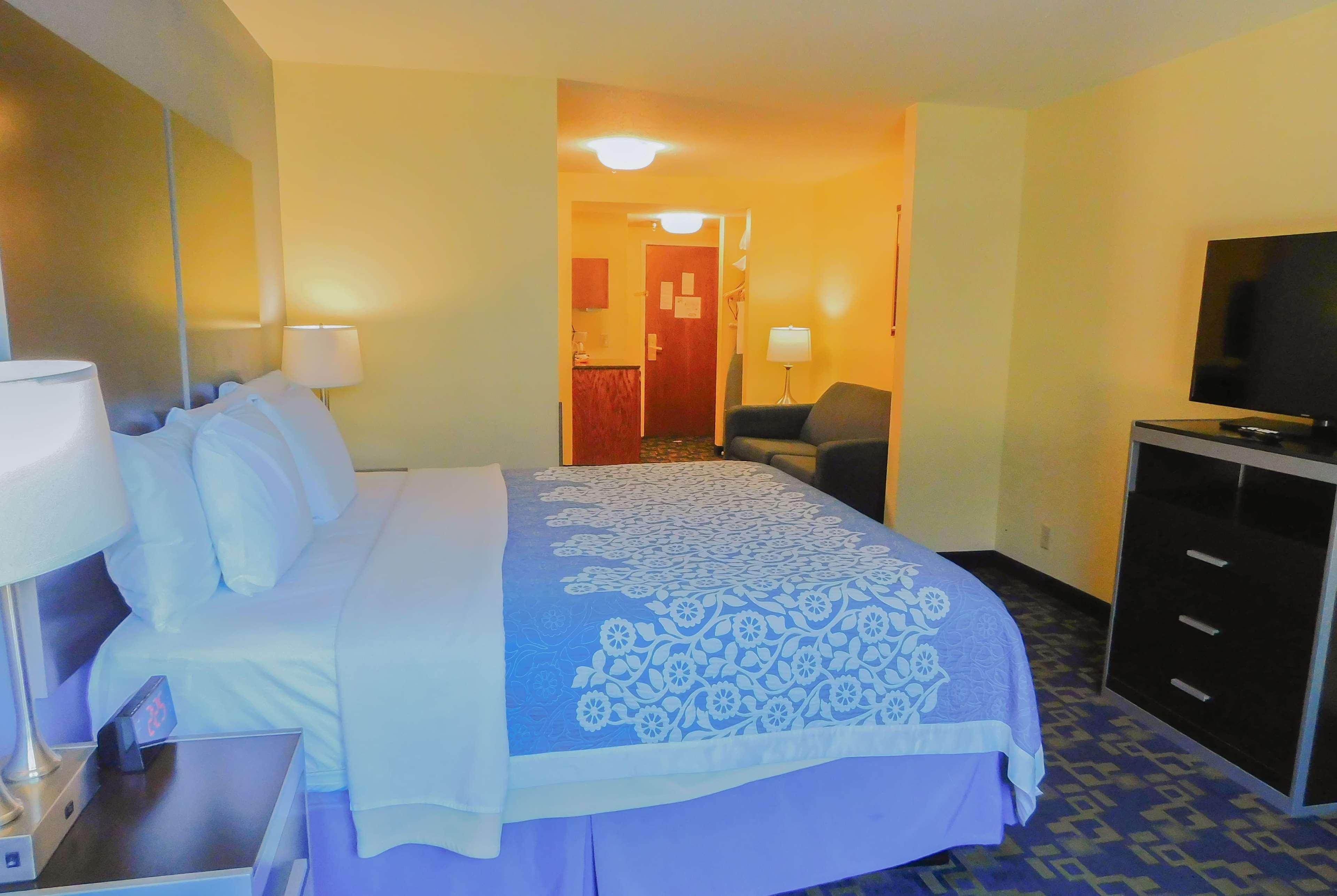 Days Inn & Suites By Wyndham Pocahontas Экстерьер фото