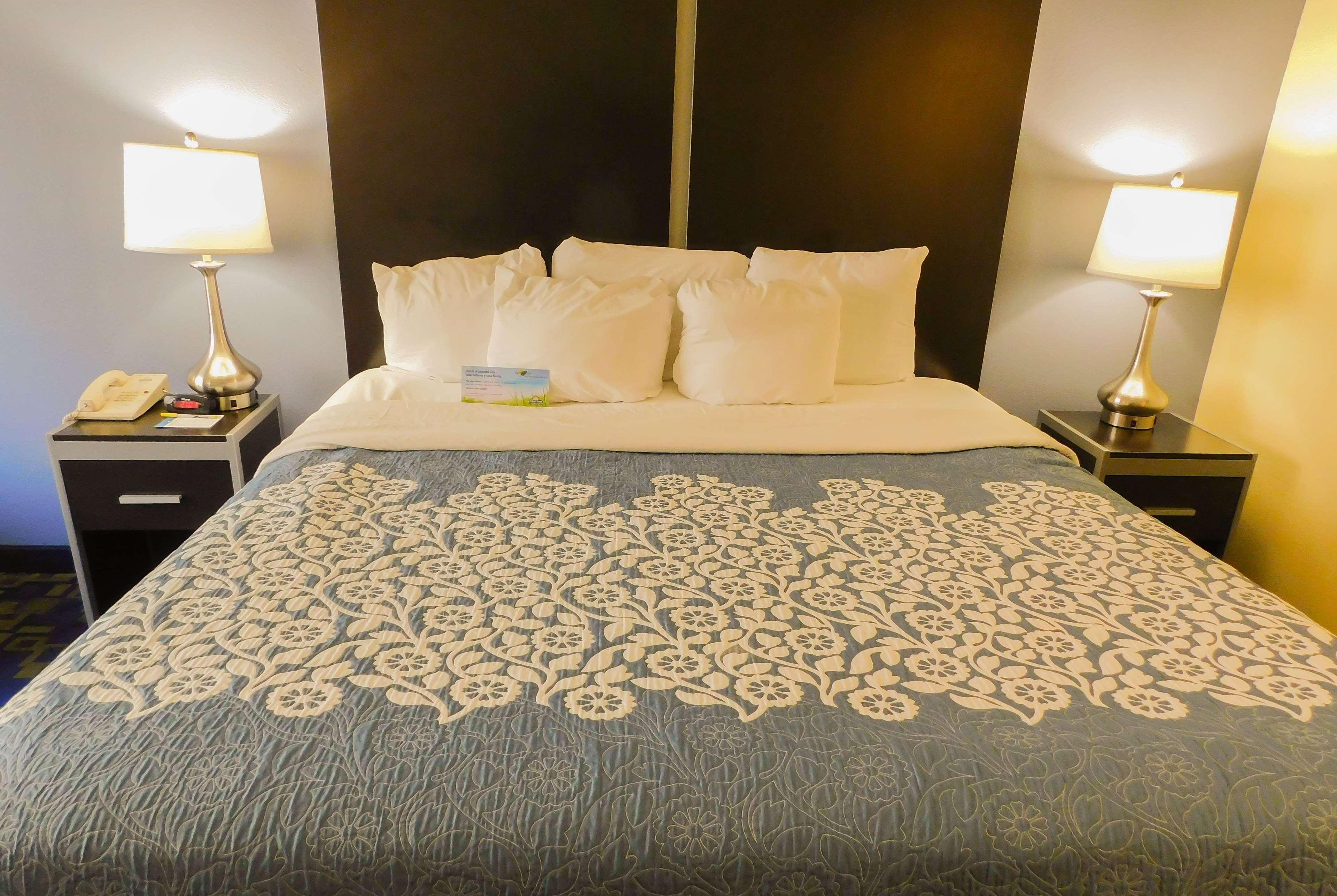 Days Inn & Suites By Wyndham Pocahontas Экстерьер фото