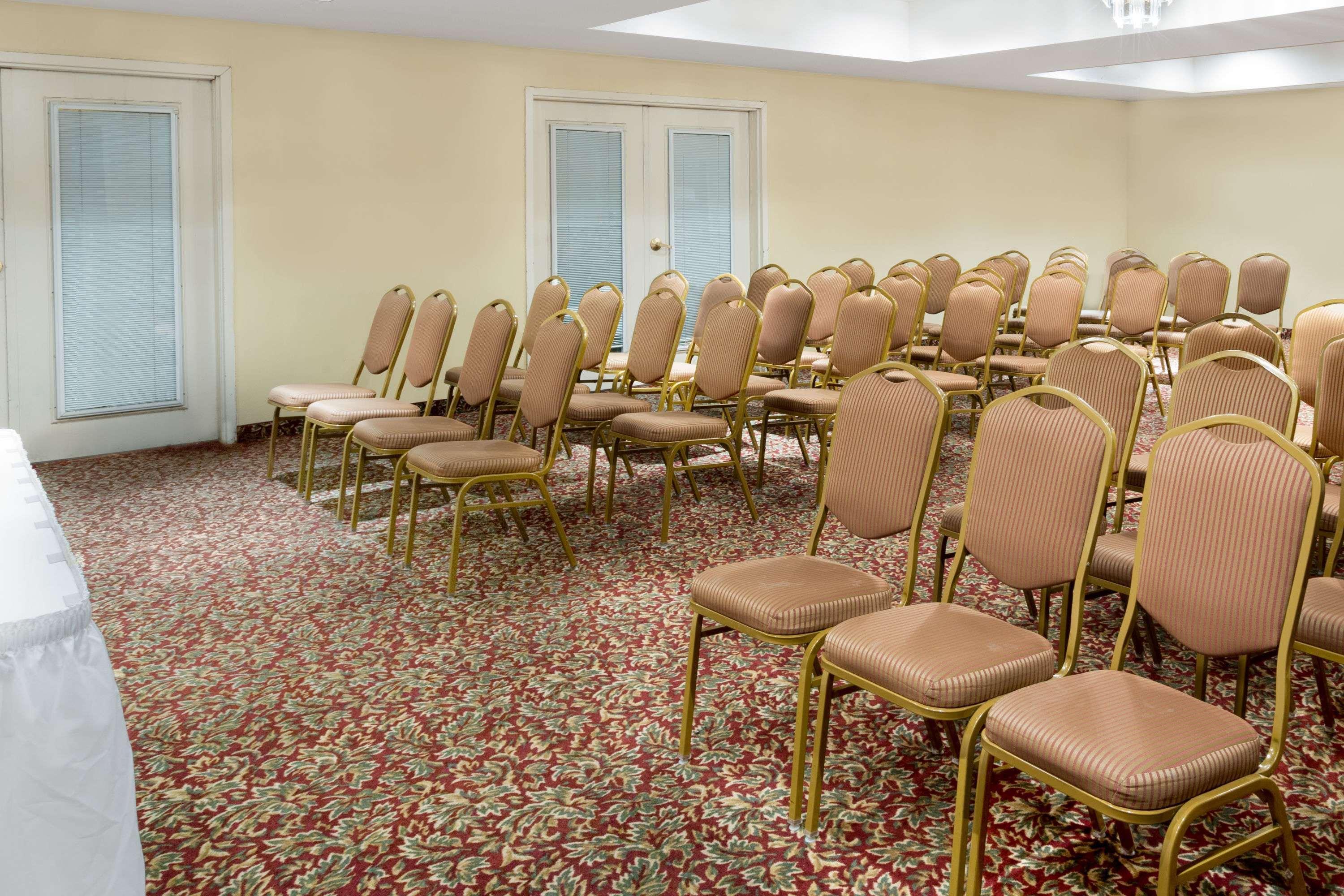 Days Inn & Suites By Wyndham Pocahontas Экстерьер фото