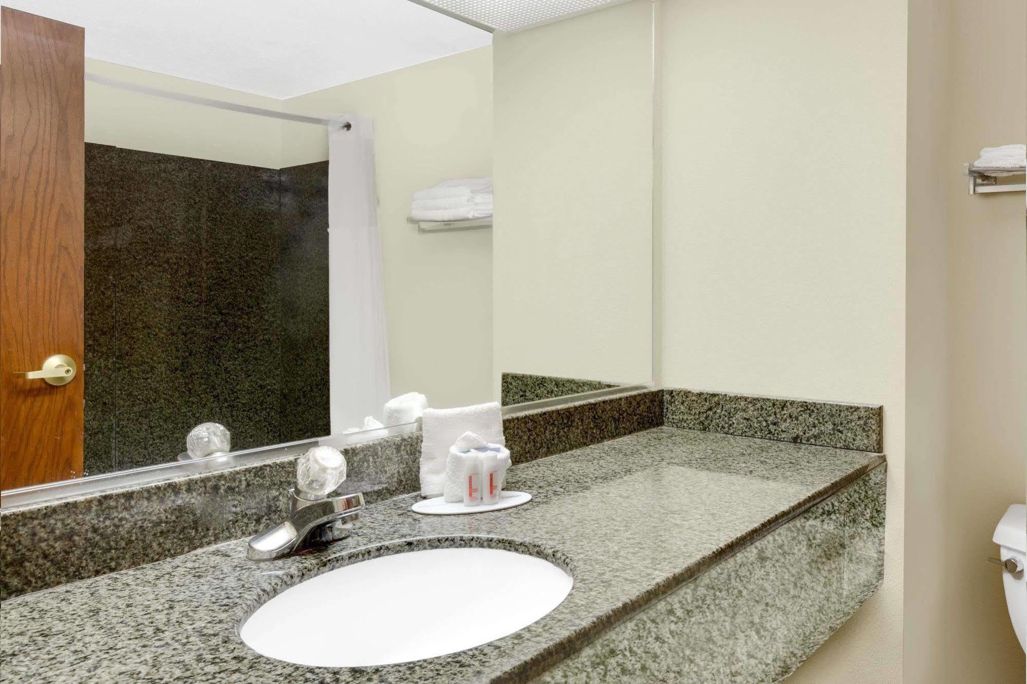Days Inn & Suites By Wyndham Pocahontas Экстерьер фото